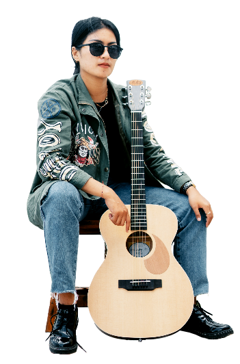 Wanita memegang gitar Lesley